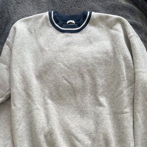 Abercrombie Essential Crewneck Sweatshirt - M's XS